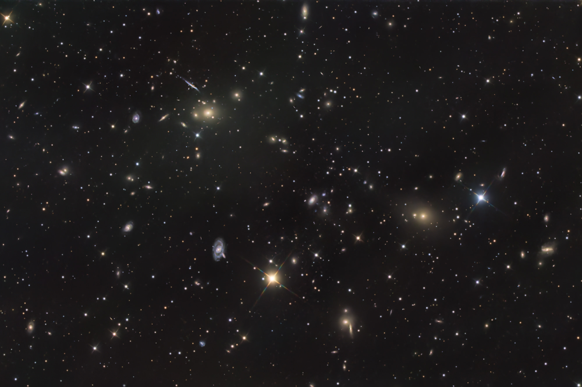 Der Galaxienhaufen „Abell 1367“ befindet sich im Sternbild Löwe und wird daher auch „Leo-Haufen“ genannt. Zusammen mit dem „Coma-Haufen“ und dem „Virgo-Haufen“ gehört er zum sogenannten „Coma-Superhaufen“.